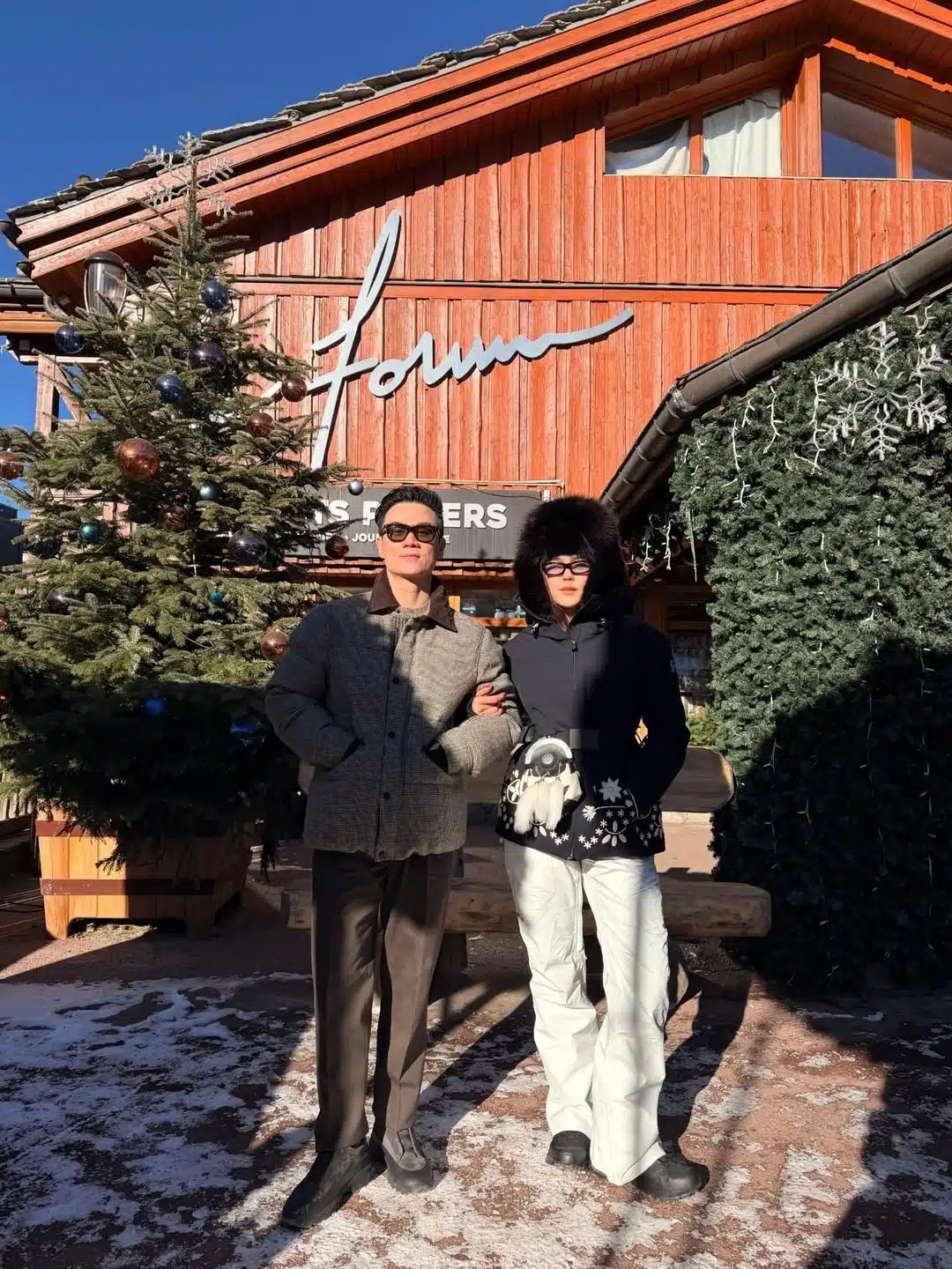 Hundreds of thousands of people liked the couple’s photos posing at a tourist destination in France