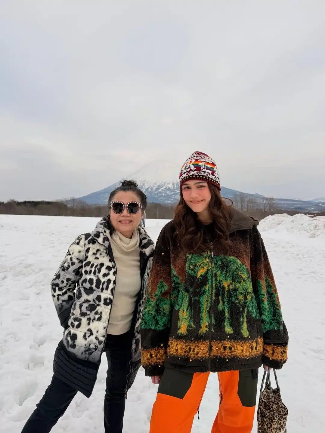 tạo dáng bên mẹ ruột của cô